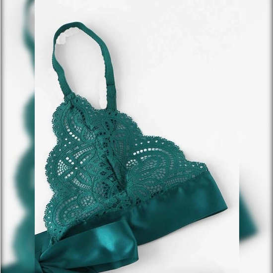 BRA AND PANTIES SET WITH BOWS AND GREEN LACE DESIGN